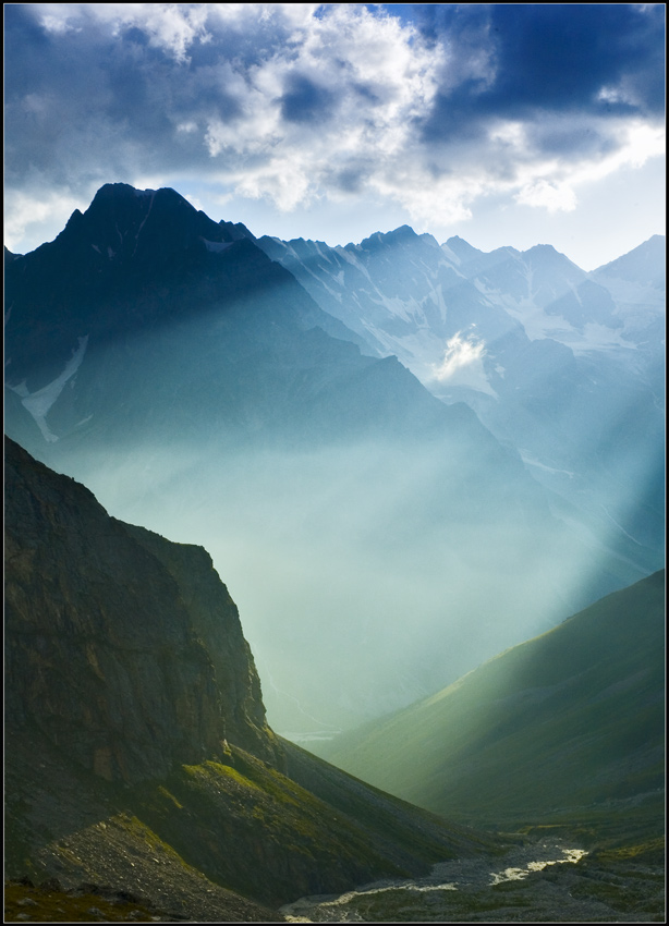 Caucasus | panorama, mist, beams, mountains, sun