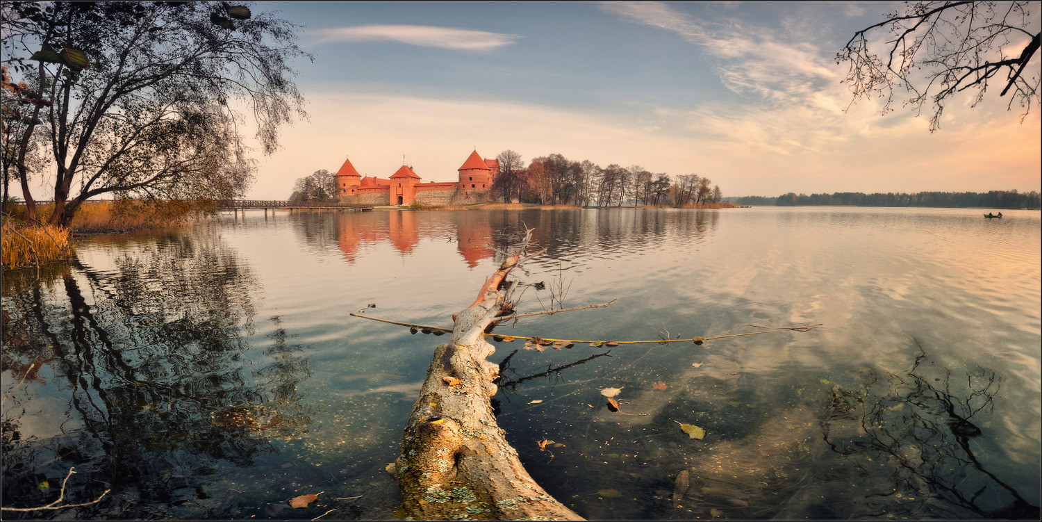 Trakai Island Castle in the morning | landscape   , morning, autumn , lake, Trakai, castle, red , bridge, tree, island